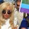 Lady Gaga con la bandiera arcobaleno, simbolo dell'orgoglio gay
