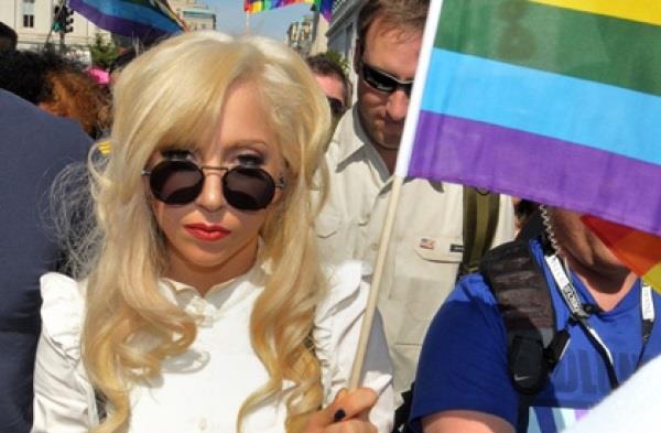 Lady Gaga con la bandiera arcobaleno, simbolo dell&#39;orgoglio gay