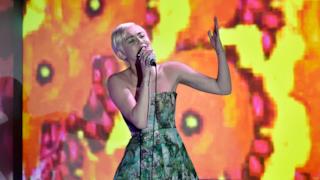 Miley Cyrus durante la performance