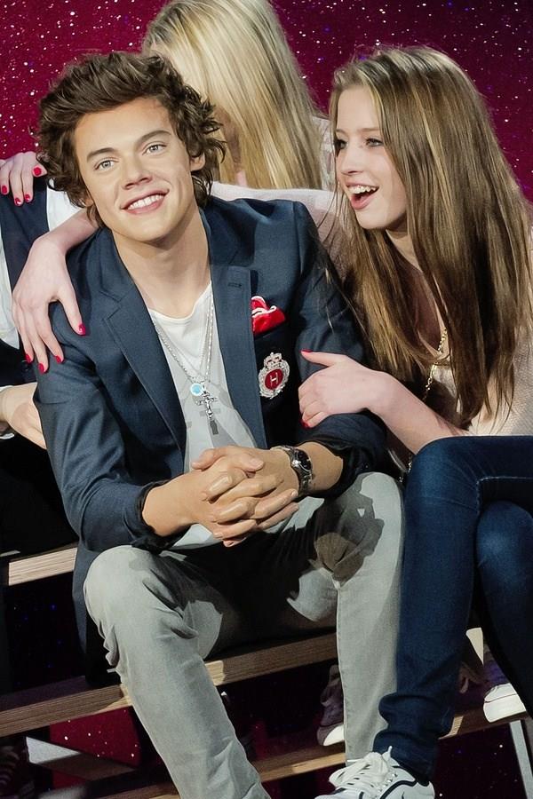 Harry Styles abbracciato da una fan