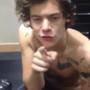 Harry Styles a torso nudo