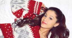 Ariana Grande con un maglione natalizio