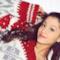 Ariana Grande con un maglione natalizio