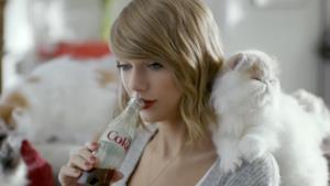 Taylor Swift beve Coca Cola con il gatto Olivia sulla spalla