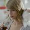 Taylor Swift beve Coca Cola con il gatto Olivia sulla spalla