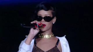 Rihanna in Tour occhiali scuri e reggiseno