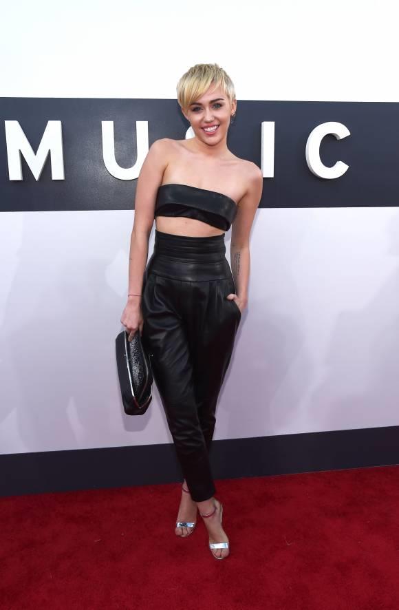 Miley Cyrus castigata in total black