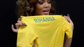 Rihanna con la maglia personalizzata del Brasile