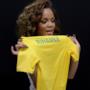 Rihanna con la maglia personalizzata del Brasile