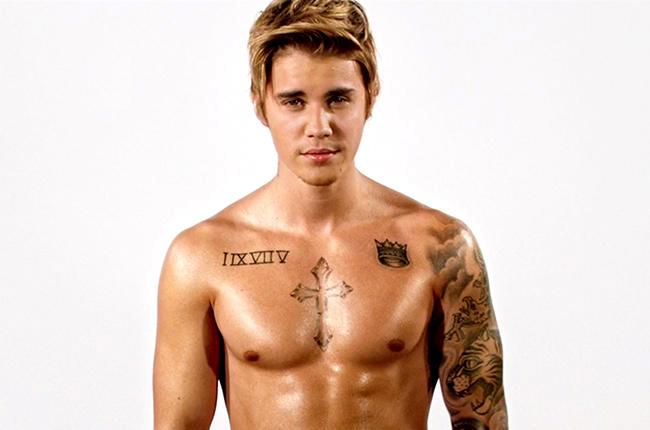 Justin Bieber è diventato anche una bambola gonfiabile gay Justin Bieber mezzo nudo per Comedy Central Roast