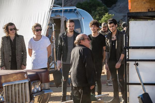 I One Direction ascoltano il regista Danny De Vito sul set