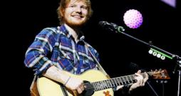 Ed Sheeran con la chitarra sul palco durante il tour di x