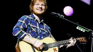 Ed Sheeran con la chitarra sul palco durante il tour di x