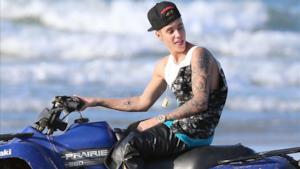 Justin Bieber alla guida di un quad