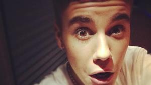 Justin Bieber con espressione scioccata