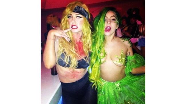 Lady Gaga vestita da marijuana Halloween 2012 foto - 1