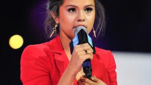 Selena Gomez con anello d'oro al dito