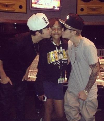 Justin Bieber e Austin Mahone baciano una bambina sulle guance