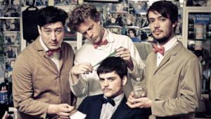 I componenti dei Mumford & Sons vestiti da barbieri