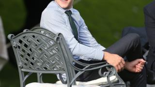 Niall Horan seduto in giardino