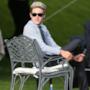 Niall Horan seduto in giardino
