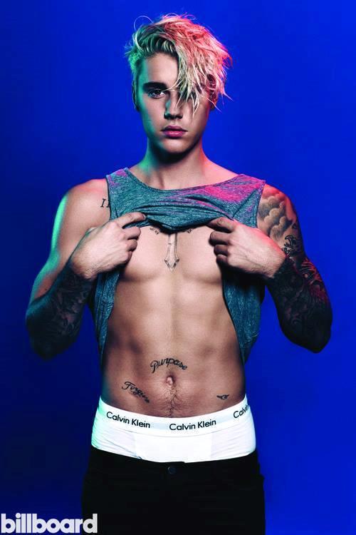 Justin Bieber si alza la canotta e rimane mezzo nudo per Billboard
