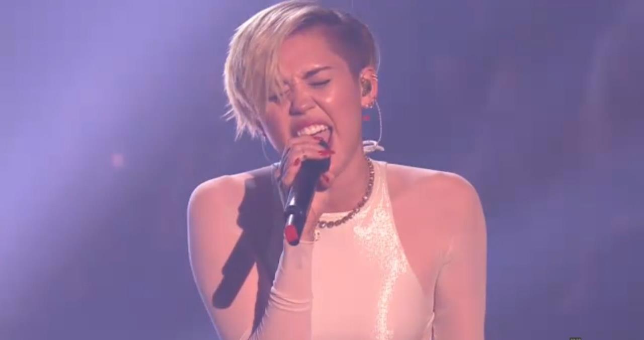 Miley Cyrus Sexy Outfit MTV ema Awards - 6