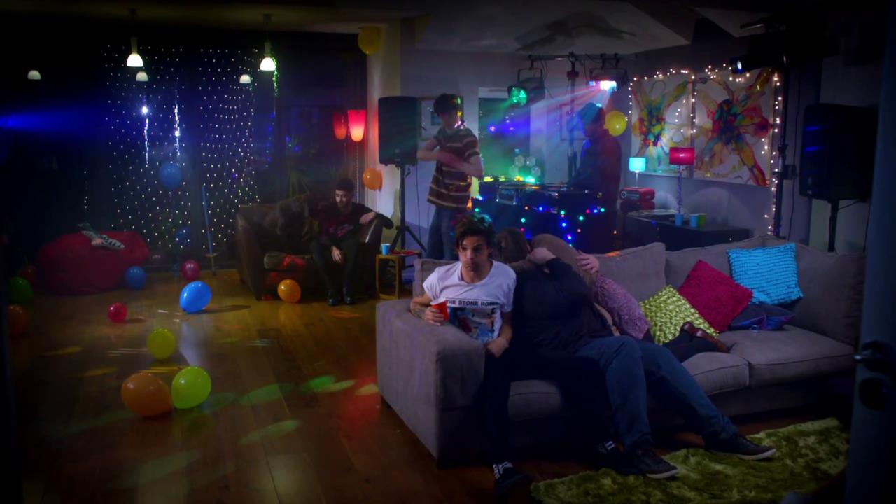Palloncini e ragazzi che si baciano al party che non convince i One Direction