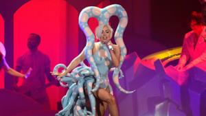 Lady Gaga con uno dei costumi di scena di artRAVE