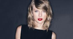 Taylor Swift con rossetto rosso fuoco