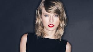 Taylor Swift con rossetto rosso fuoco