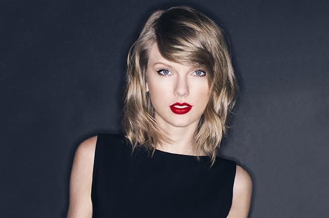 Taylor Swift con rossetto rosso fuoco
