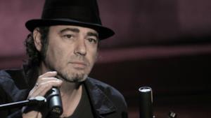 Luca Carboni canta al pianoforte