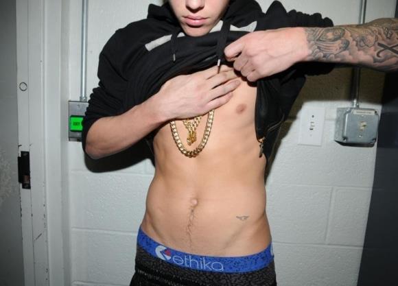 Particolare dell'addome di Justin Bieber
