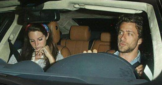 La paparazzata in auto non poteva mancare