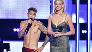 Justin Bieber nudo sul palco