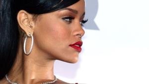 Rihanna profilo destro