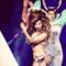 Lady Gaga balla sul palco con un pene gigante