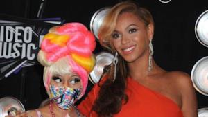  Beyoncé e Nicki Minaj abbracciate