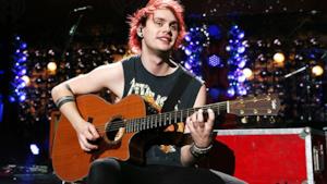 Michael Clifford dei 5SOS con la chitarra sul palco