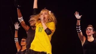 Madonna canta con la maglia numero 10
