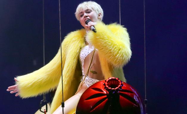 La Cyrus canta a squarciagola come se non ci fosse un domani