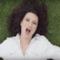 Laura Pausini stesa sull'erba nel video di Simili