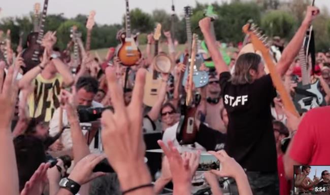 I mille che hanno suonato Learn To Fly dei Foo Fighters Musicisti del Rockin'1000