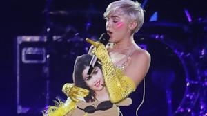 Miley Cyrus con la bambola di cartone di Selena Gomez