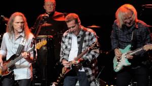 Gli Eagles suonano sul palco