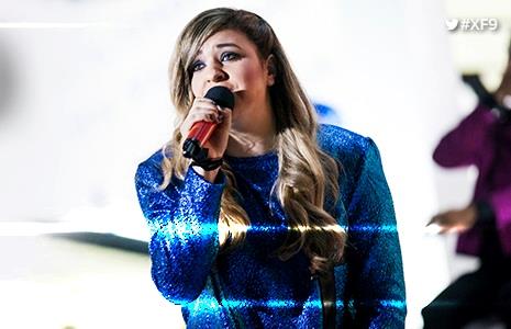 Eleonora sul palco di X Factor 9 canta Rino Gateano