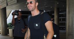 Chris Martin con borsone all'uscita dell'aeroporto