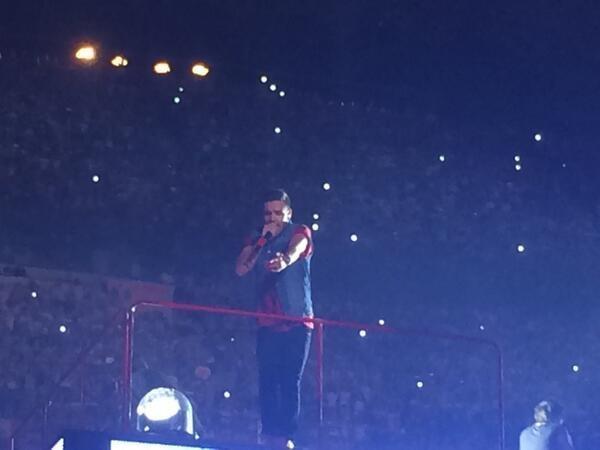 Liam durante il concerto a San Siro