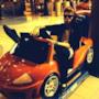 Luke Hemmings su una mini Ferrari